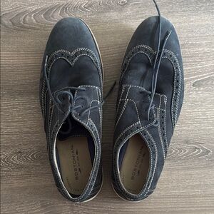 Bostonian Black Oxford Shoes with Refined Lace-Up Design
